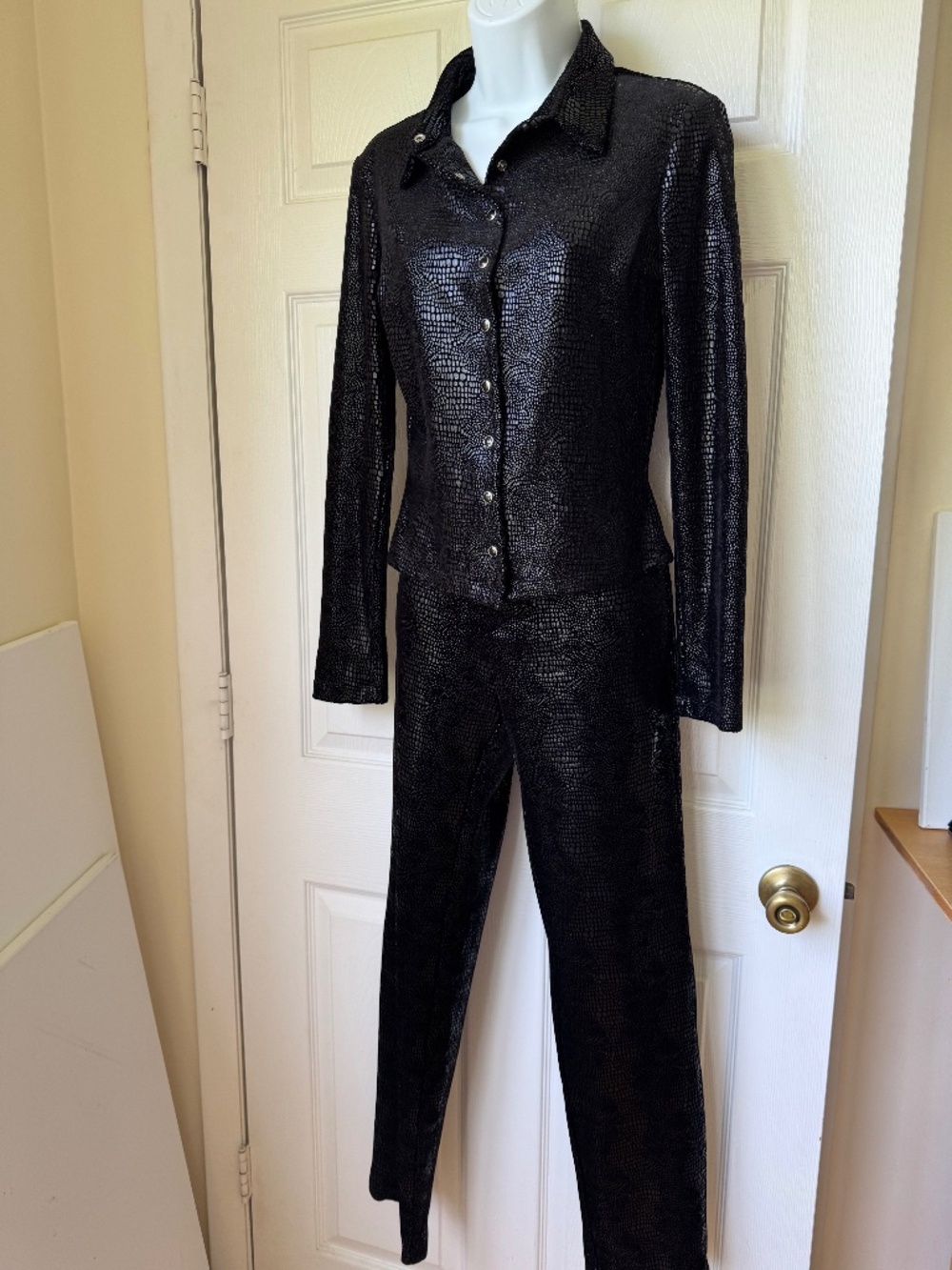 Betsey Johnson Black Faux Snakeskin 2 Pc Pantsuit Jacket Pants Set Y2K Stretch